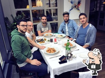 Dai un'occhiata agli interni di Pan E Vin