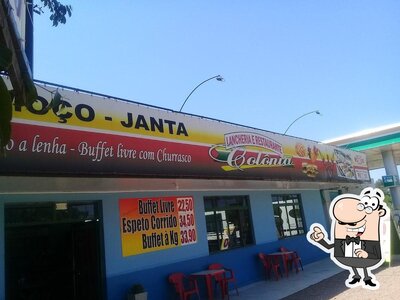Sente em uma das mesas no Restaurante Colônia