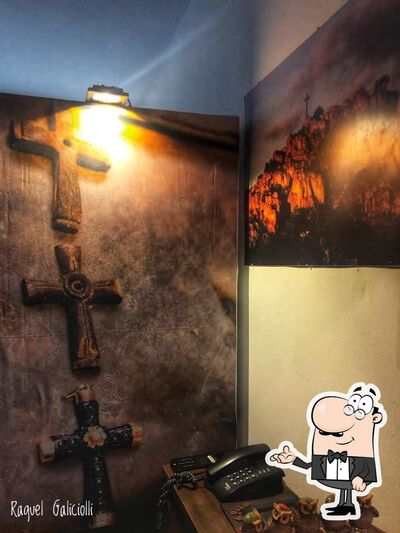 Sente em uma das mesas no Singular Cha Com Arte