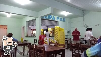 Sente em uma das mesas no Restaurante e Pousada Beira Mar