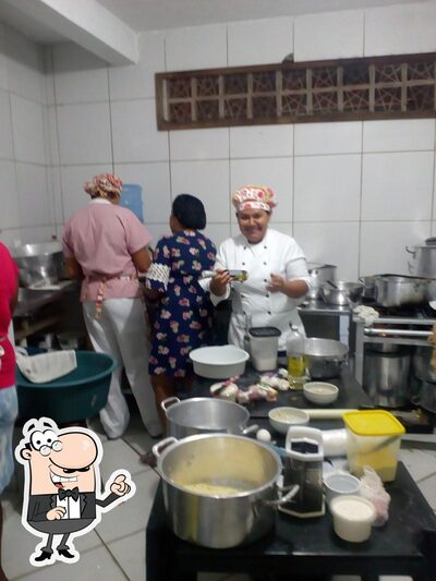 Sente em uma das mesas no Pousada, Passarela do Caranquejo pb