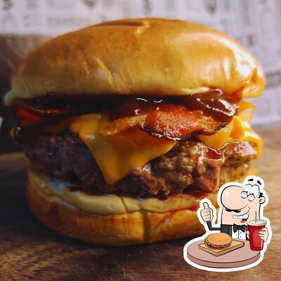 Experimente um dos hambúrgueres oferecidos no Gama'S Burger