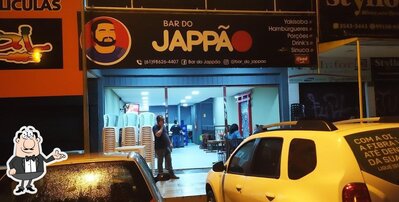 Sente em uma das mesas no Bar do Jappão