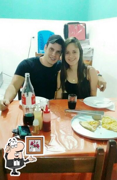 Sente em uma das mesas no Pizza Lia
