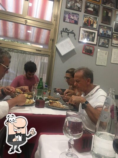 Siediti a un tavolo di Pizzeria