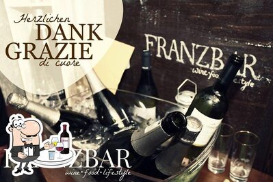 Franzbar serve un'ampia varietà di bevande alcoliche