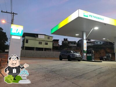Você pode espairecer no na área externa do Posto Primeiro vermelho - Grupo Nazarão