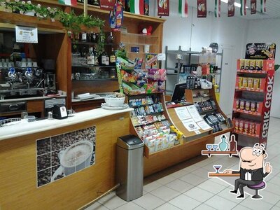 Siediti a un tavolo di Distributore di carburante, autolavaggio, bar e shop