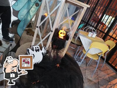 Dai un'occhiata agli interni di Caffe Roma
