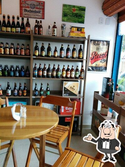 Sente em uma das mesas no Emporio do Barbosa