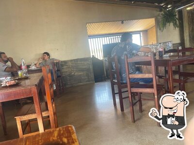 Sente em uma das mesas no Restaurante Costelão