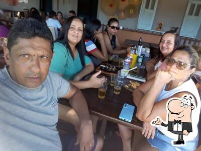 Sente em uma das mesas no Restaurante Sabor Da Roça