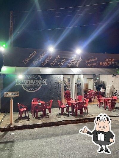 Sente em uma das mesas no Irmão lanches- Nova Aliança
