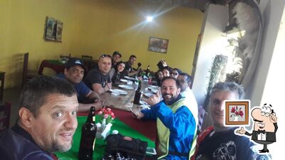 Sente em uma das mesas no Restaurante Gomeral
