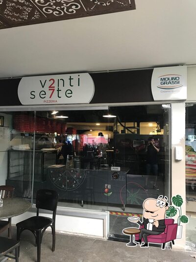 O interior do VentiSette Pizzeria