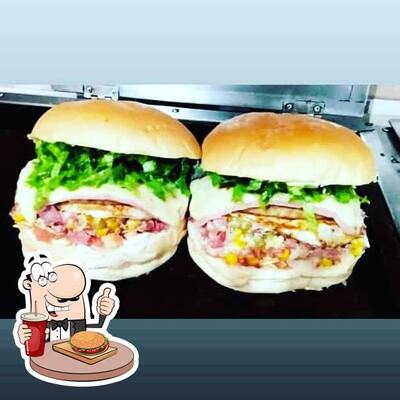 Deguste um dos hambúrgueres disponíveis no Pizzaria do Naldo