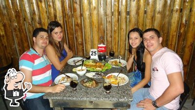 Sente em uma das mesas no Quintal da pizza
