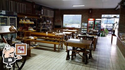 Sente em uma das mesas no Da Colina - Produtos Coloniais
