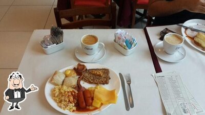 Sente em uma das mesas no Pra Lá de Pão