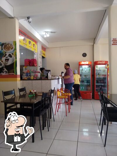 O interior do SAMACHINA restaurante chinês