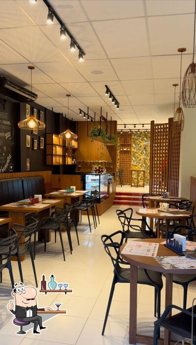 Sente em uma das mesas no Prosa e Café RM