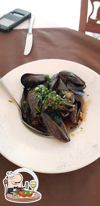 Degusta i sapori della cucina di mare al ristorante con griglia Taverna dei Baroni
