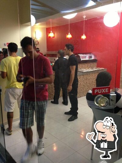 Sente em uma das mesas no Sushimix Temakeria