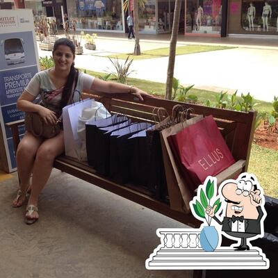 Descubra a área externa do Giraffas Outlet Premium Brasília