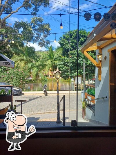 Sente em uma das mesas no Restaurante Parvati de Lumiar