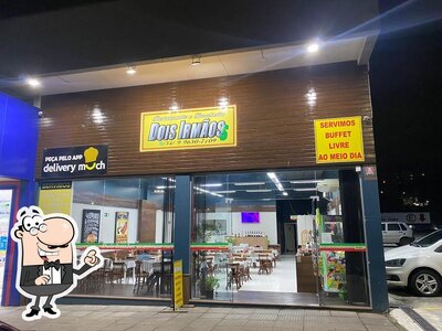 Desfrute da vista da área externa do Restaurante e Lancheria Dois Irmãos
