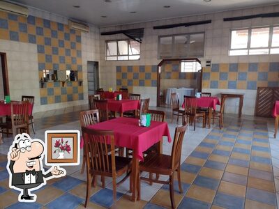 Sente em uma das mesas no Restaurante e Buffet Jacó e Cia