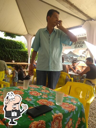 Sente em uma das mesas no Vento Ventania Restaurante -Suzana