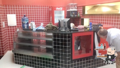 Sente em uma das mesas no Mestre do Suco