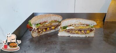 Delicie-se com um hambúrguer no TOP LANCHES