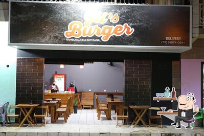 Sente em uma das mesas no Gil's Burger