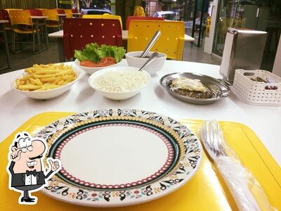 Sente em uma das mesas no Baiúca Lanches