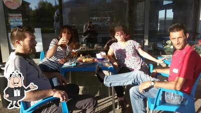 Dai un'occhiata agli interni di Easy Bar