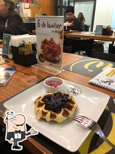 Sente em uma das mesas no BW Belgian Waffle