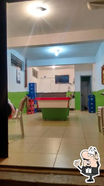 Sente em uma das mesas no Bar Do Carlinho