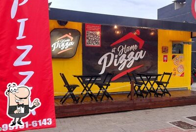 Sente em uma das mesas no AT HOME PIZZARIA - ITAJAÍ