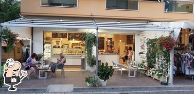 Siediti a un tavolo di Gelati Cortese