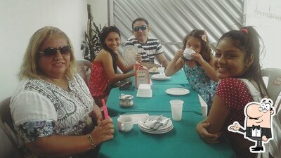Sente em uma das mesas no Delícias da Gabi