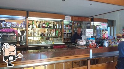 Dai un'occhiata agli interni di Bar Ines
