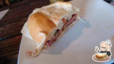 Prove um dos sanduíches disponíveis no Casa da Vaquinha