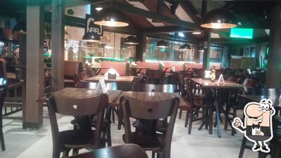 O interior do Galeteria & Pizzaria