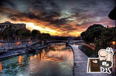 Guarda la parte esterna di Bacco in Tevere