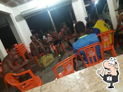 Sente em uma das mesas no Bar De Geise