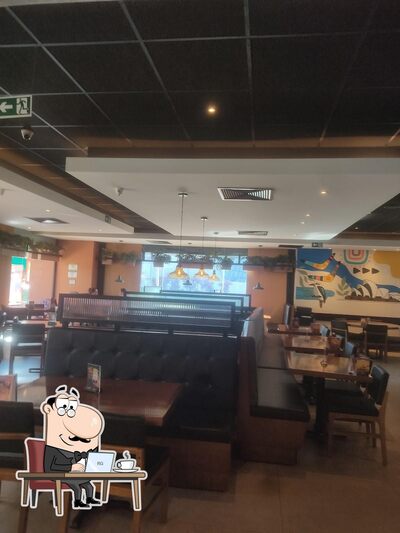 Sente em uma das mesas no Restaurante Outback Steakhouse