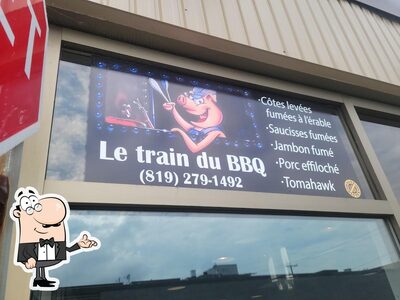 Installez-vous à l'une des tables de Le train du BBQ