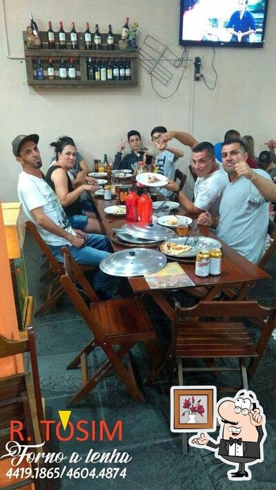 Sente em uma das mesas no Pizzaria R. Tosim Mairiporã SP
